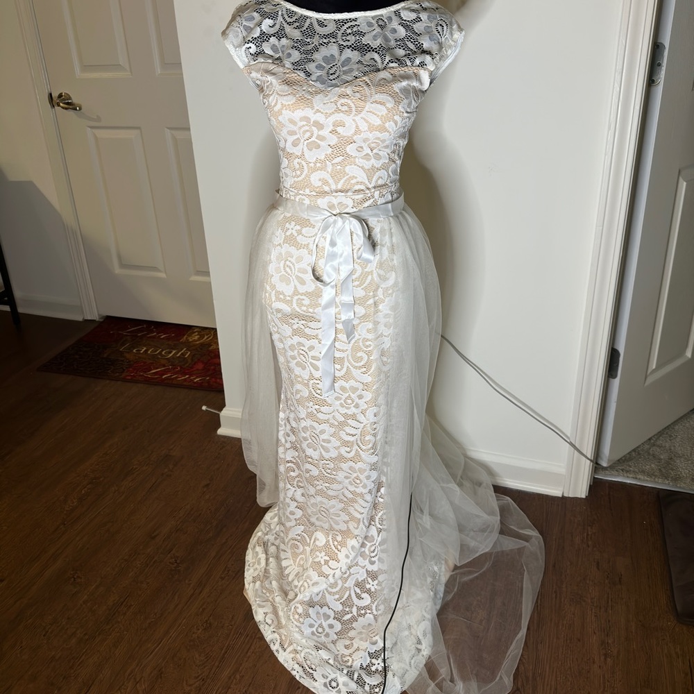 Windsor Lace dress - Picture 6 of 7